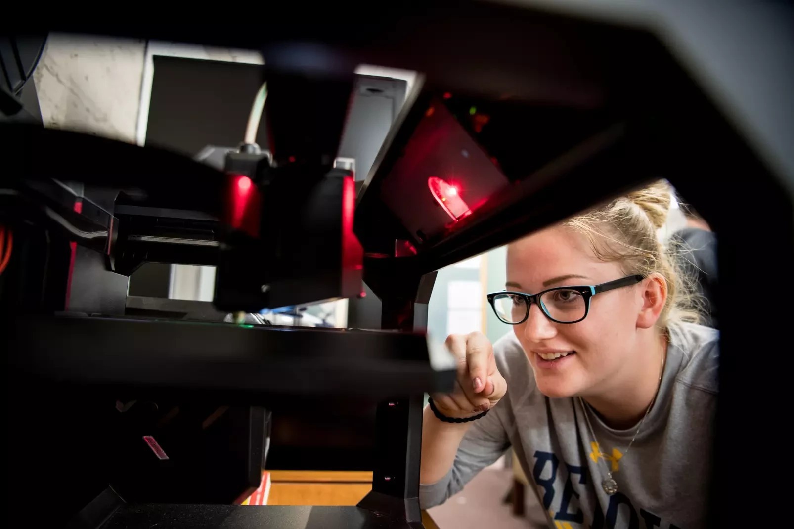 A Beloit student works with a 3D printer at the college’s makerspace. Beloit’s new engineering physics program has relied in part on existing campus resources, like the makerspace.