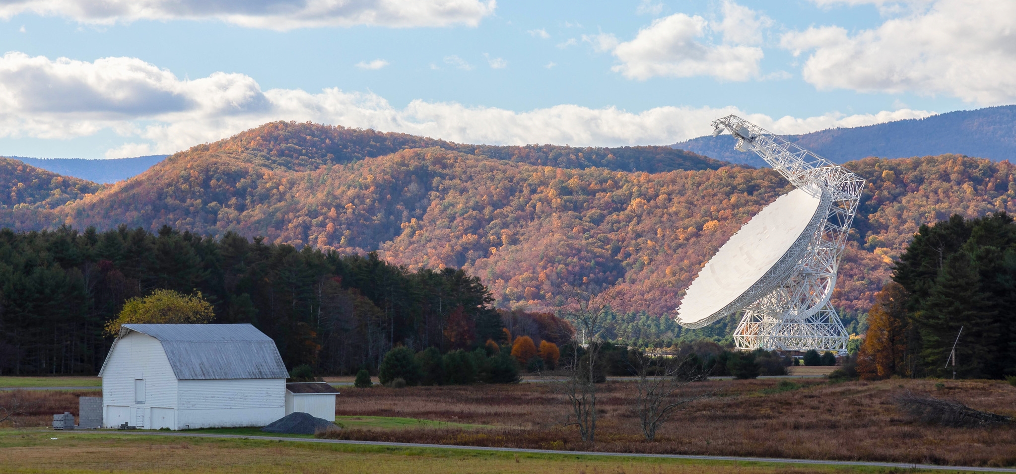 Green Bank Observatory in West Virginia, the newest APS Historic Site. Photo: David Brossard/Flickr. CC BY-SA 2.0 DEED