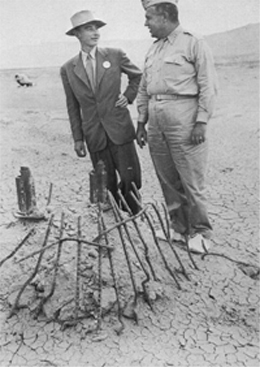 Robert Oppenheimer (left) with General Leslie R. Groves.