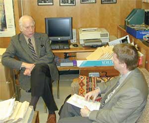 APS News correspondent James Riordon chats with Steven Weinberg in his University of Texas office in Austin.