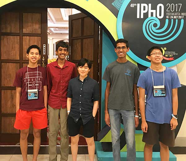 Travelers at IPhO 2017